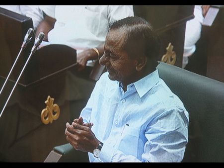 బాబు ఇవ్వాల్సి ఉంది, టీడీపీ గొడవ అందుకే: కేసీఆర్