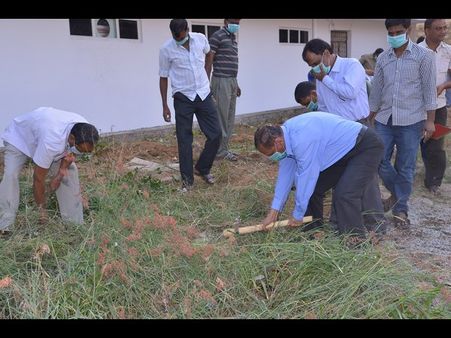 పార పట్టిన గవర్నర్: చెత్త, గడ్డిగాదం ఎత్తివేత (పిక్చర్స్)