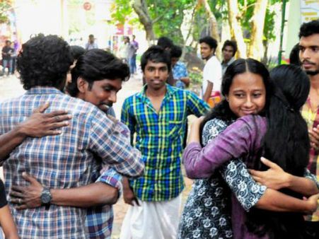 హగ్ ఆఫ్ లవ్‌పై కొరడా: పది మంది సస్పెన్షన్