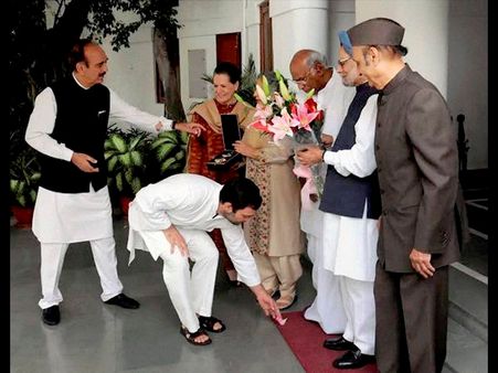 మన్మోహాన్‌కు సోనియా, రాహుల్ కంగ్రాట్స్ (ఫోటోలు)