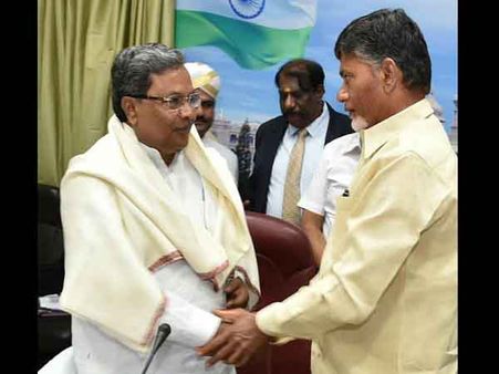 సిద్ధరామయ్యతో బాబు: రాజధానికి ఢోకా లేదని ప్రకటన