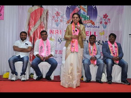కెసిఆర్ కష్టపడుతున్నారు: లండన్‌లో కవిత (పిక్చర్స్)