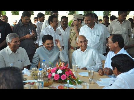 బీజేపీ గవర్నర్‌కు కేసీఆర్ సన్మానం, హ్యాపీగా..(పిక్చర్స్)