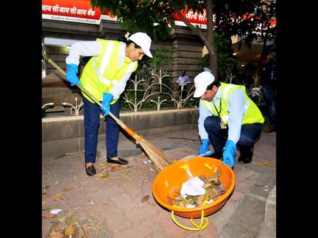 కార్మికురాలి డ్రెస్‌లో రోడ్లుఊడ్చిన చందాకొచ్చర్(పిక్చర్స్)