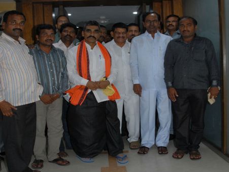 దీక్ష: కెసిఆర్ చెంత చెప్పులేసుకున్నాడు (ఫోటో)