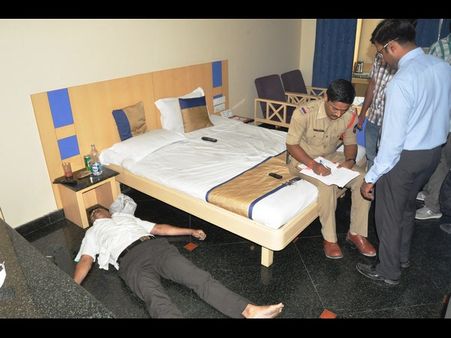 విషం తాగి హోటల్ గదిలో టెక్కీ ఆత్మహత్య (ఫోటోలు)