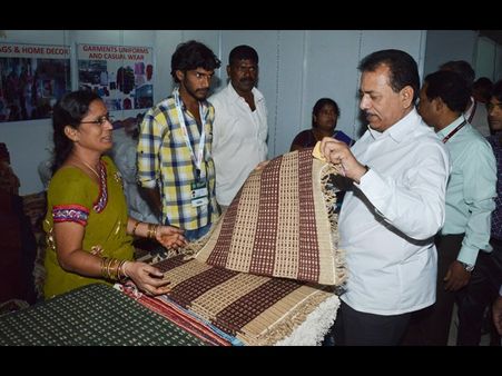 పోటీ చిత్రాలు: అటు కెసిఆర్, ఇటు బాబు (ఫొటోలు)