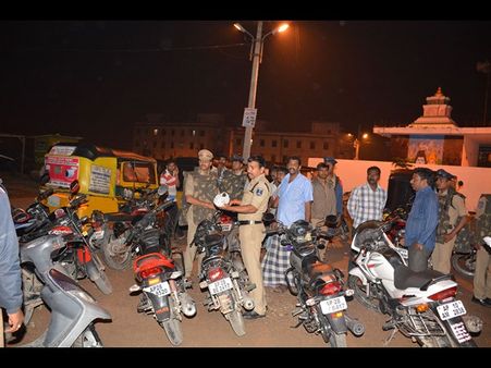 జగద్గగిరి గుట్టను ఒక్కసారిగా చుట్టుముట్టి.. (పిక్చర్స్)