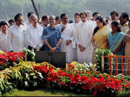 బీజేపీకి మద్దతివ్వం: సేన, ఒకే వేదికపై రాజ్, ఉద్ధవ్‌లు