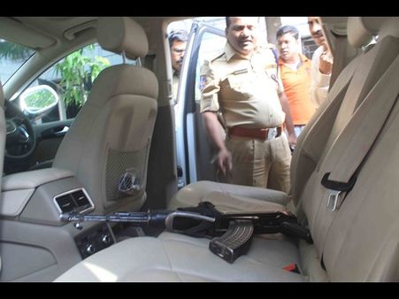 డబ్బు కోసం: కేసీఆర్ ప్రకటన, కేబీఆర్ ఫైరింగ్(పిక్చర్స్)