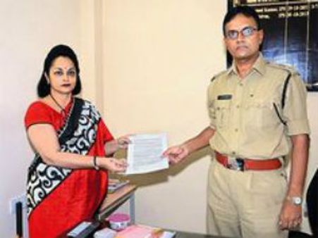 టీ మంత్రి ఇంటికి నటి రజని, స్కూల్‌పై ఫిర్యాదు