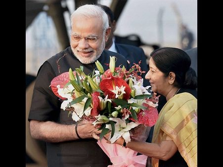 భారత్‌కు మోడీ, స్వాగతం పలికిన సుష్మా (ఫోటోలు)