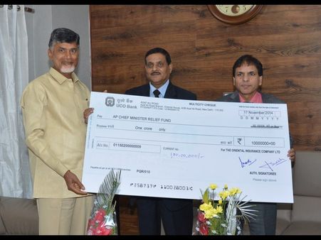 బాబుకు కోట్లాది రూపాయల చెక్కులు (పిక్చర్స్)