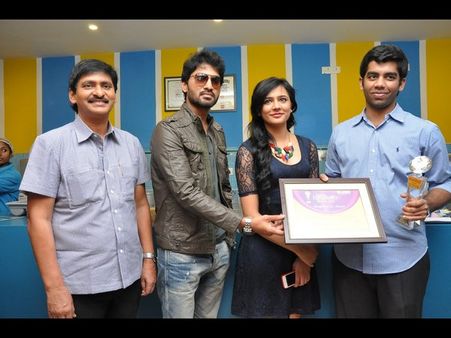 హాజిల్స్‌కు అవార్డు, మయలీల2 టీమ్ సందడి(ఫోటోలు)