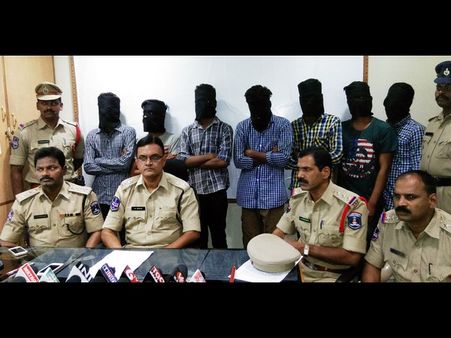 కల్లు తాగించి, కోరిక తీర్చలేదని రేప్: ఏడుగురి అరెస్ట్