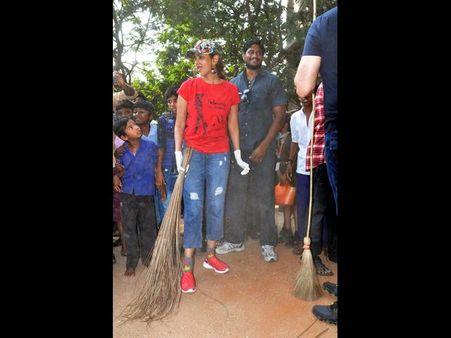 స్వచ్ఛభారత్: చీపుళ్లతో మంచు లక్ష్మీ, మనోజ్(ఫొటోలు)