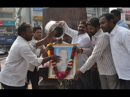 ఎన్టీఆర్ పేరు ఎఫెక్ట్: రాజీవ్‌కు పాలాభిషేకం (పిక్చర్స్)