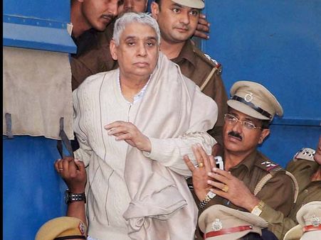 రాంపాల్ ఆశ్రమం: భారీగా ఆయుధాలు, బాత్‌రూంలో స్త్రీ