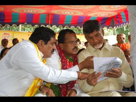 కేసీఆర్‌ను ఏకేసి, తెలంగాణకు బాబు ఆఫర్ (పిక్చర్స్)