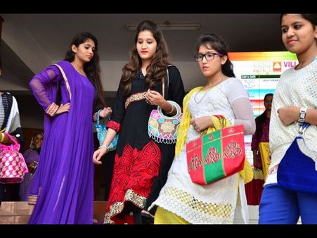 విల్లామేరీ ఫెస్టా: కలర్ ఫుల్‌గా అమ్మాయిలు(పిక్చర్స్)