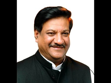 లిఫ్ట్‌లో ఇరుక్కుపోయిన మహారాష్ట్ర మాజీ సీఎం