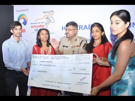 10కె రన్‌లో పాల్గొనండి: నటి రెజీనా సందడి(పిక్చర్స్)