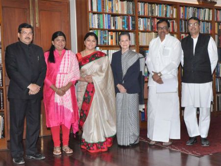 కొత్త ఉత్సాహం: సోనియాతో ఖుష్బూ క్లిక్ (పిక్చర్స్)