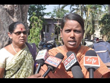 కుమార్తెపై వేధింపులు: ఆత్మహత్యకు తండ్రి వేడుకోలు(పిక్చర్స్)