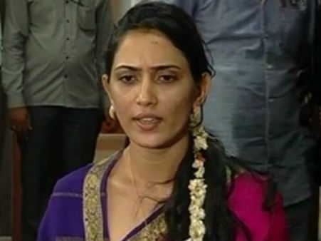 నటి, మోడల్ మైత్రేయకు షాక్, సదానంద కొడుకుకి ఊరట