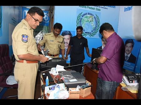 అతడు కన్నేసిన మహిళ కాపురం కూలాల్సిందే