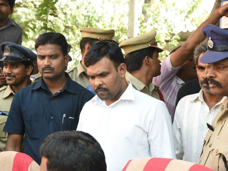 సాదత్: అతని దందాలు ఇన్నిన్ని కావయ్యా...