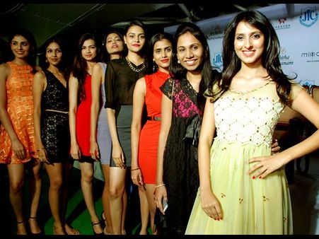 ప్రత్యేక దుస్తుల్లో శ్రద్ధాదాస్, పాయల్, సిమెర్(పిక్చర్స్)