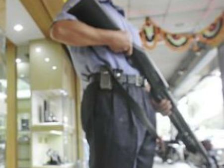 ఏటీఎమ్ సెక్యూరిటీ గార్డు దారుణ హత్య, లారీని ఢీకొన్న బస్సు