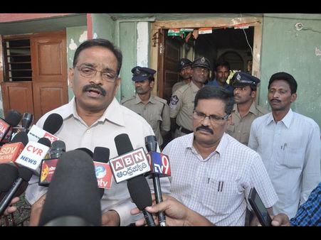 రూ. 22వేలు లంచం తీసుకుంటూ ఏసిబికి చిక్కిన ఎస్ఐ(పిక్చర్స్)