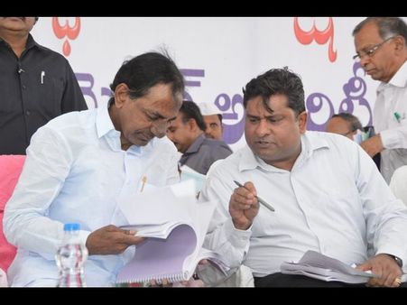 ఎమ్మెల్యే నిధులన్నీ విద్యుత్‌కే: గజ్వెల్‌లో కేసీఆర్ (పిక్చర్స్)