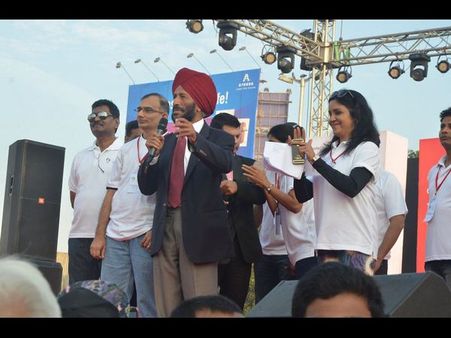 10కే రన్‌: జెండా ఊపిన మిల్కా సింగ్, బుద్ధ విగ్రహం ముందుగా అమ్మాయిలు (ఫోటోలు)