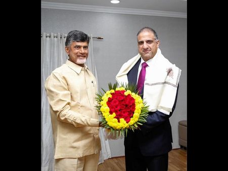 మంత్రులకు చంద్రబాబు క్లాస్!: బెజవాడలో అమెరికన్ కాన్సులేట్, ఒబామాకు కేసీఆర్ ఆహ్వానం