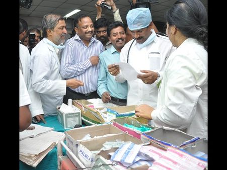 ఆసుపత్రిలో నిద్రించిన రాజయ్యను అడ్డుకున్నారు: అక్కడే భోజనం, పరీక్షలు (పిక్చర్స్)