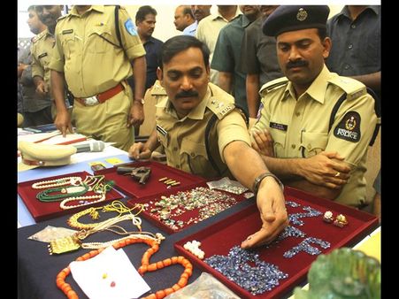 తుపాకీతో బెదిరించి నగలు దోచుకున్నారు.. సెల్ ఫోన్ పట్టిచ్చింది (ఫోటోలు)