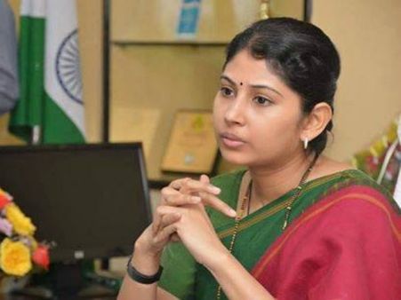 టీ సీఎం కార్యాలయ అధికారి స్మితా సబర్వాల్‌కు ఏపీ కోర్టు సమన్లు