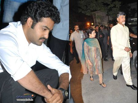 హరికృష్ణకు బాబు ఓదార్పు, హుటాహుటిన వచ్చిన జూ.ఎన్టీఆర్