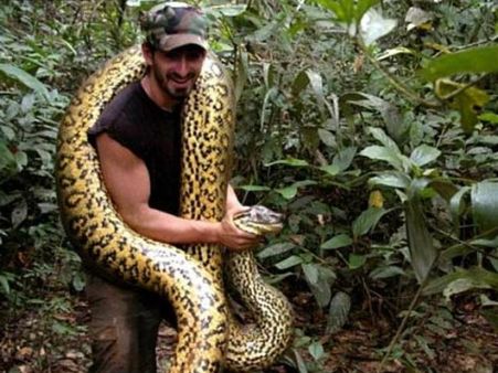 టీవీ షోలో డేంజరెస్ ఫీట్!: అనకొండ పొట్టలో గంటసేపు