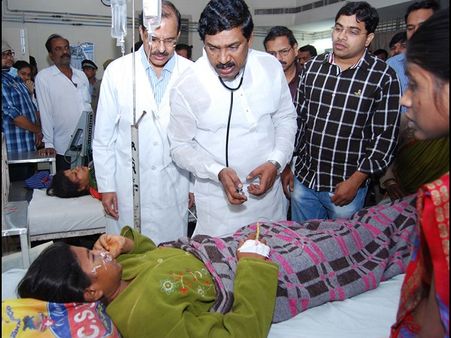 బాధితుల కోసం రాజయ్య వైద్యుడి అవతారం (పిక్చర్స్)