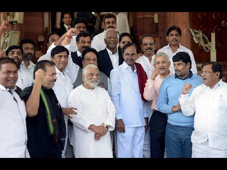 బాబుతో పేచీలు లేవట: ఉమాభారతితో కెసిఆర్ భేటీ