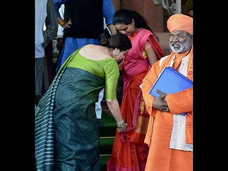 కల్వకుంట్ల కవిత చీర సర్దిన బీజేపీ ఎంపీ, మోడీ-జైరాంలు ఇలా.. (పిక్చర్స్)