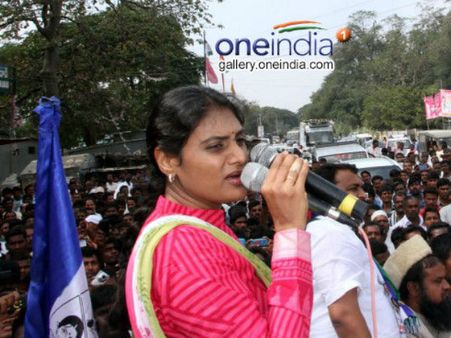 పాలమూరులో షర్మిలకు ఝలక్, కొట్టుకున్నారు!