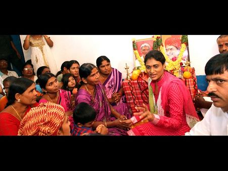జగన్ సోదరిగా..: బాధితులకు షర్మిల భరోసా (పిక్చర్స్)