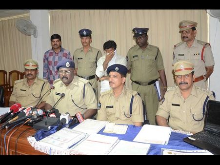 నకిలీ సర్టిఫికెట్స్: రూ. లక్షల్లో... నిందితుడిని అరెస్టు చేసిన పోలీసులు (ఫోటోలు)