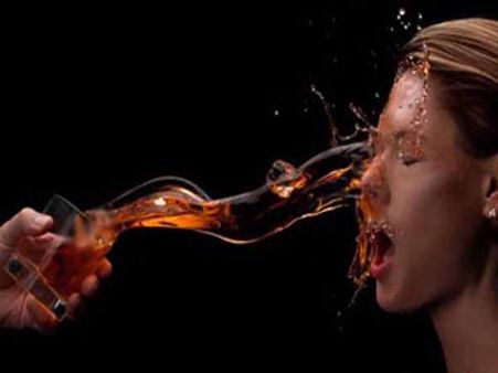 లా విద్యార్థిపై యాసిడ్ దాడి, మరోచోట ఫ్యామిలీపై యువతి 'సెక్స్ రాకెట్' ఆరోపణ