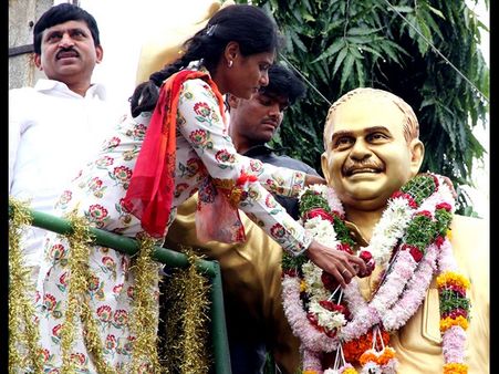 టీలో వైయస్ విగ్రహానికి షర్మిల పూలమాల (పిక్చర్స్)